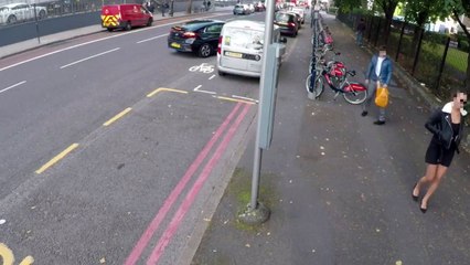 Voila ce qui arrive lorsqu'on regarde trop les jeunes femmes !