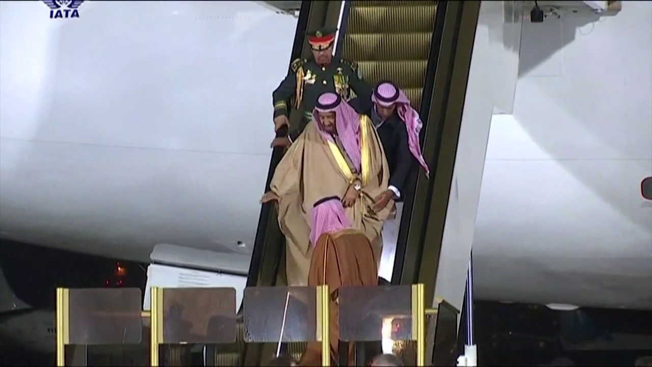 تعطل السلم الكهربائي لطائرة الملك سلمان ونزوله مشيا على الاقدام
