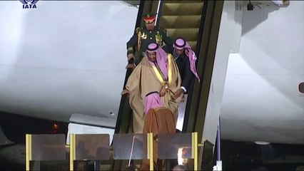 تعطل السلم الكهربائي لطائرة الملك سلمان ونزوله مشيا على الاقدام