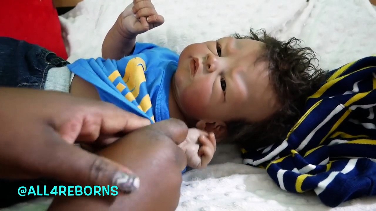 Silicone Baby is Sick! Sneezing Reborn Baby Dolls Video Change Diaper Feeding Bottle Milk!