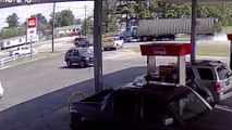 Un camion pulvérise une voiture en lui roulant dessus.