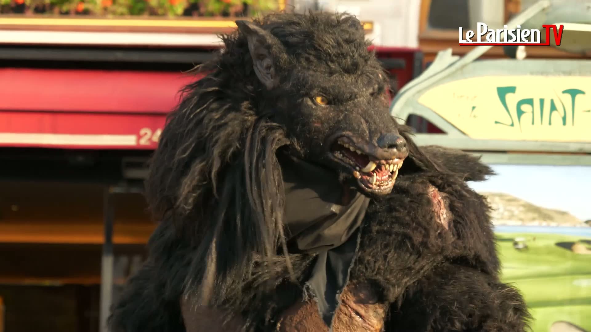 Qui Est Ce Loup Garou Geant Qui Deambule Dans Paris Video Dailymotion