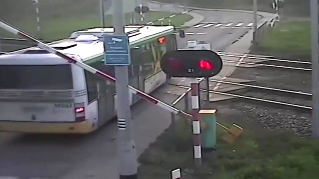 Un bus se retrouve bloqué à un passage à niveau