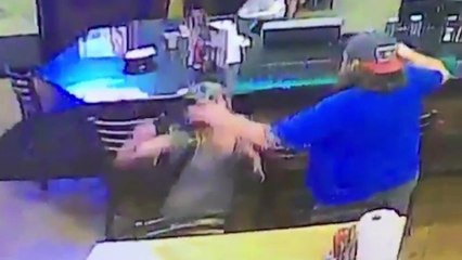 Une fille essaie de taper dans un plateau de nachos