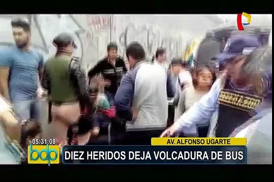 Diez heridos deja volcadura de bus en avenida Alfonso Ugarte
