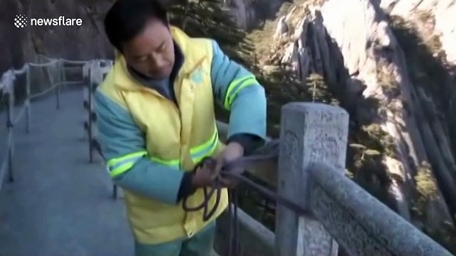 Abseiling cleaners pick up half a tonne of rubbish from China's famed Yellow Mountain