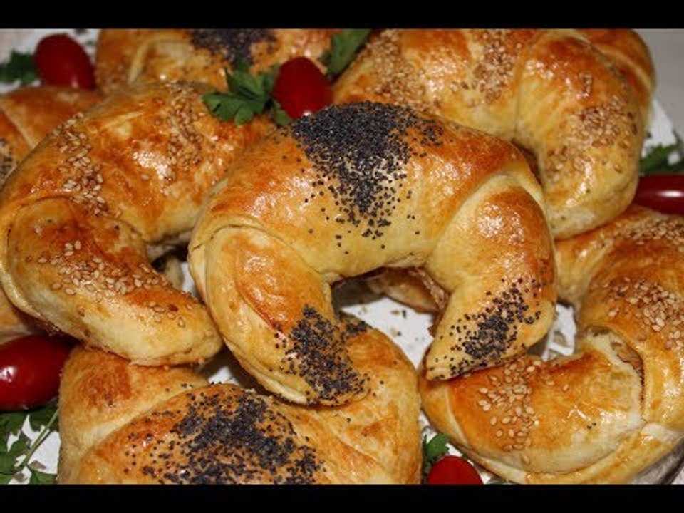 مسمن معمر في الفرن على شكل كرواصو لذيذ ومورق وهش