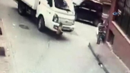 Beyoğlu'nda Feci Kaza Kamerada... 2 Yaşındaki Çocuğa Kamyonet Çarptı