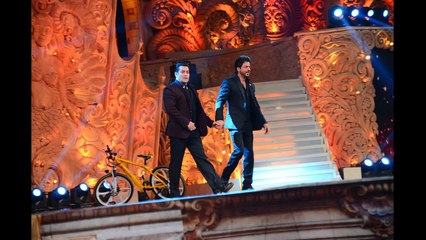 15.(Photos) Salman Khan-Shah Rukh Khan's 'Cycle ride' at Star Screen Awards