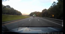 Un routier perd le contrôle de son camion et se retourne sur l'autoroute.