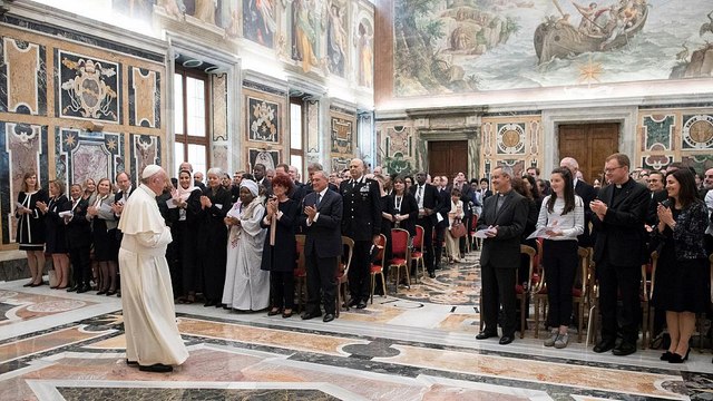 Πάπας Φραγκίσκος: «Η Εκκλησία απέτυχε να προστατέψει τα παιδιά»