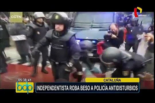 España: independentista le roba beso a policía antidisturbios en Cataluña