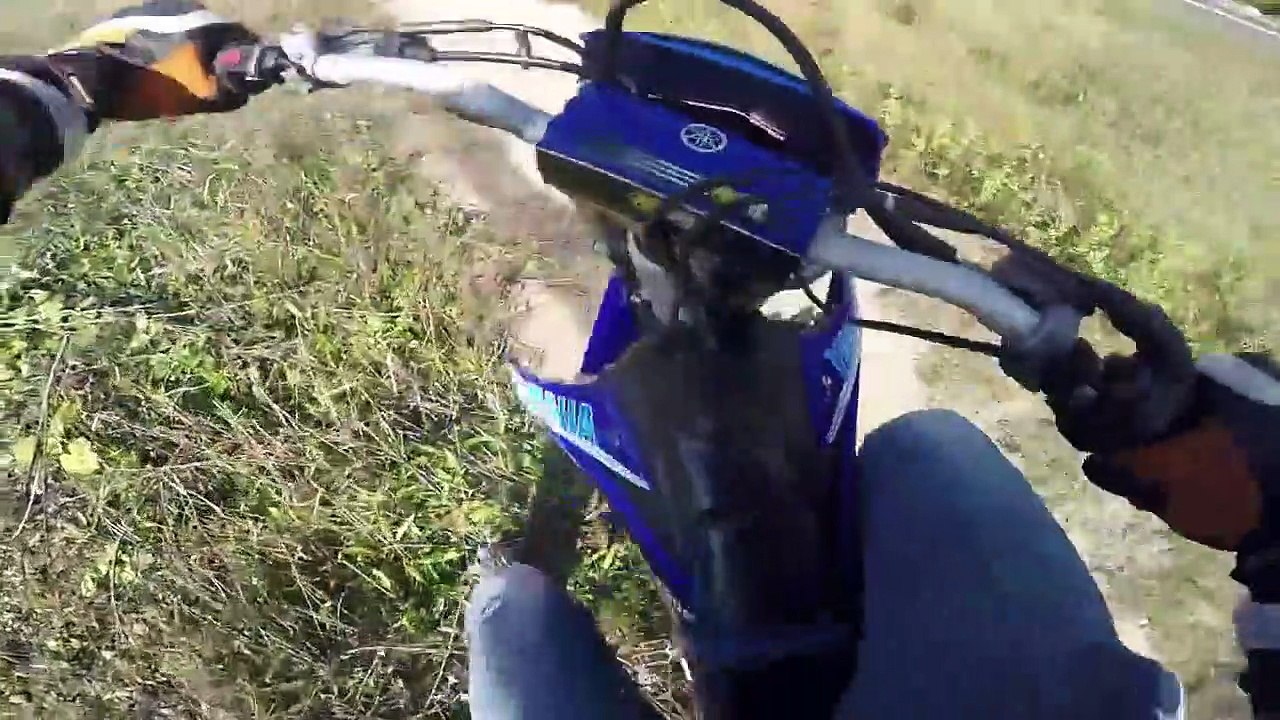 Un motard en motocross fait une chute de plusieurs mètres dans un canal !