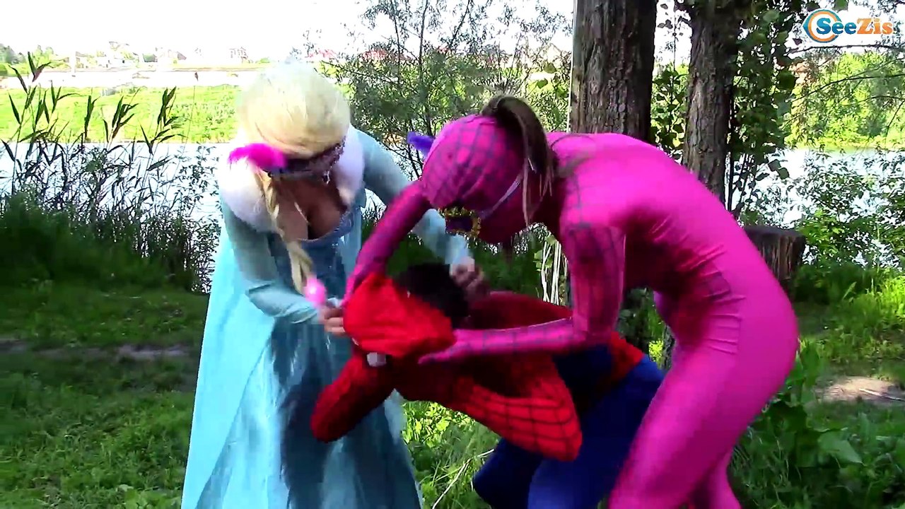 Spiderman loses his mask! w/ Frozen Elsa, Vampire Elsa, Ariel little mermaid