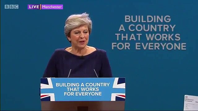 Theresa May interrompue par Lee Nelson en plein discours