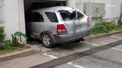 음주 상태로 주차하다 아파트 현관 '쾅' / YTN