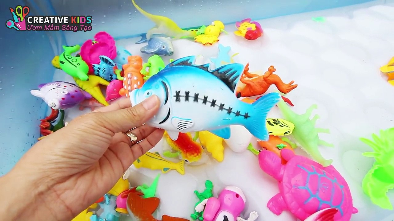 BÉ BÚN và BÉ BẮP CÂU CÁ - TRÒ CHƠI CÂU CÁ TRONG PHAO - Lets Go Fishing Game For Kids