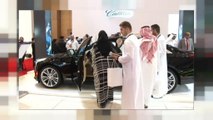 بالفيديو: معرض للسيارات الفاخرة والنساء السعوديات أهم زائريه