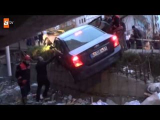 Kayan otomobil istinat duvarına takıldı - 18.03.2015