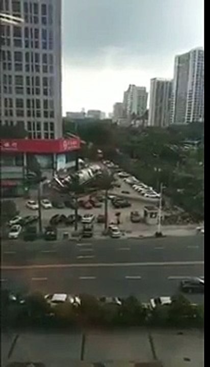 【颱風又来襲大陸】吹倒8層樓高的廣告牌 。。！