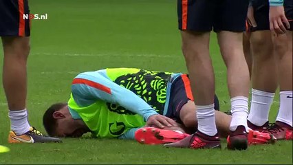 O momento da lesão de Bas Dost: avançado ficou a contorcer-se com dores