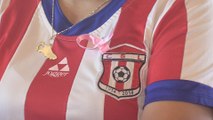 Mujeres futbolistas participan en campaña para prevenir el cáncer de mama