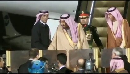 مفاجأة: بوتين لم يستقبل الملك سلمان لدى وصوله مطار موسكو _ شاهد كيف تم استقباله؟