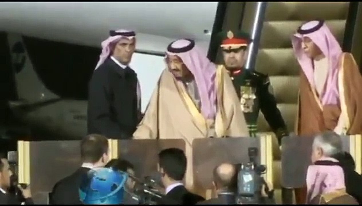 مفاجأة: بوتين لم يستقبل الملك سلمان لدى وصوله مطار موسكو _ شاهد كيف تم استقباله؟