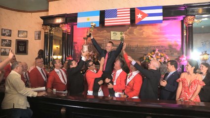 Un barman cubano se corona "Rey de reyes del daiquiri" en el bar Floridita