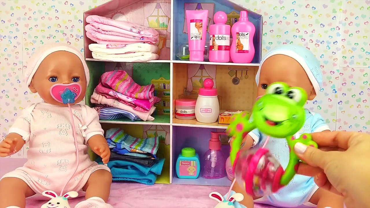 Bruno y Abril ¡NOS VAMOS! Preparamos ropa nueva, chupetes con luz y sonido, biberones, bolso cambiad