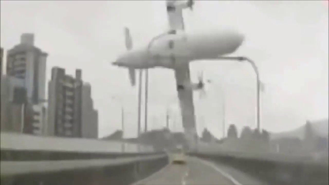 Top 9 Plane Crashes Caught on Camera