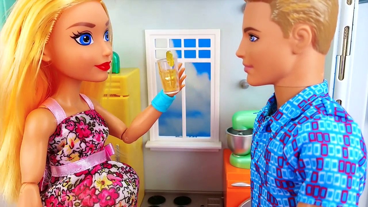 Supergirl EMBARAZADA y tiene un BEBÉ de Ken Superespía DC Superhero Girls Barbie