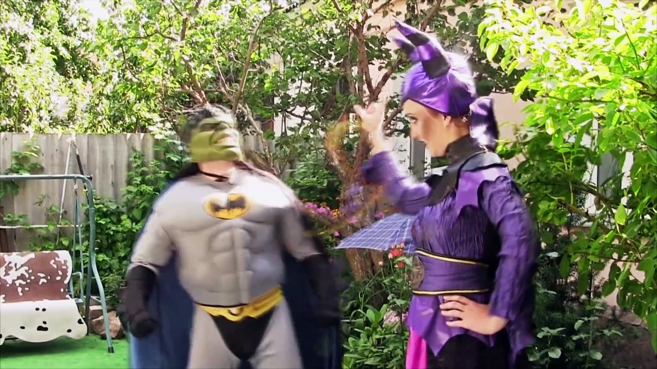 Frozen Elsa Makeup machine prank! vs Spiderman w/ Pink Spidergirl and Anna! Disney Princess movie
