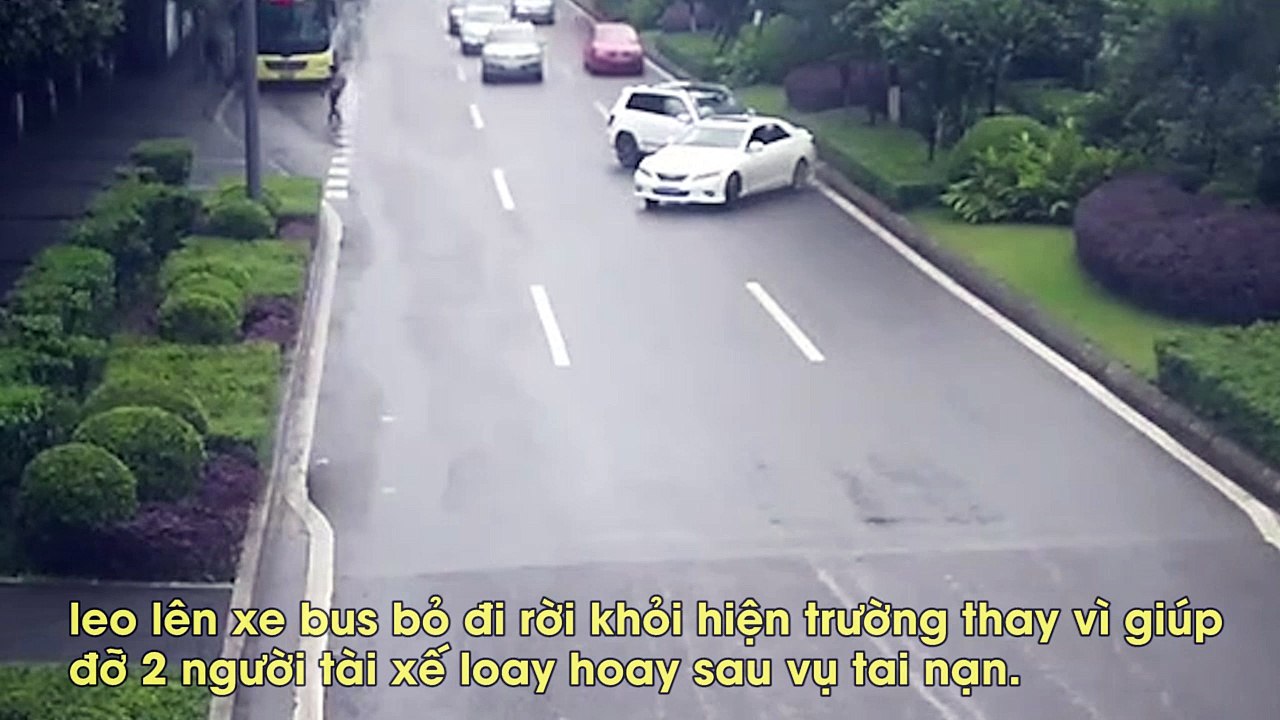 Qua đường ẩu suýt mất mạng, người phụ nữ Trung Quốc thản nhiên bỏ đi mặc kệ tất cả