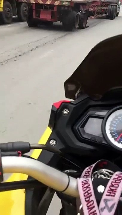 Ce camion a plusieurs roues crevées... mais continue à rouler sans stress !