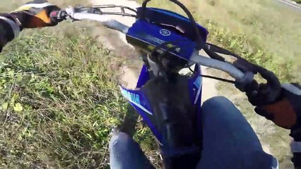Un homme en motocross ne voit pas un canal et chute de plusieurs mètres !