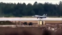 Ce pilote de chasse s'éjecte au décollage alors que son avion prend feu