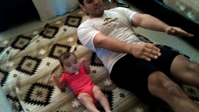 Quand bébé te montre les mouvements de musculation pour un bon gainage