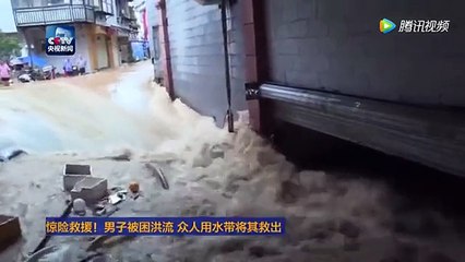 Amazing guy risks his life to save another from flood...