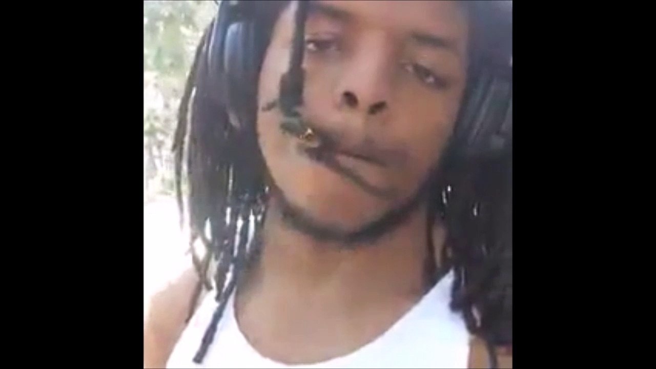 This is how a real Rastaman smokes his weed