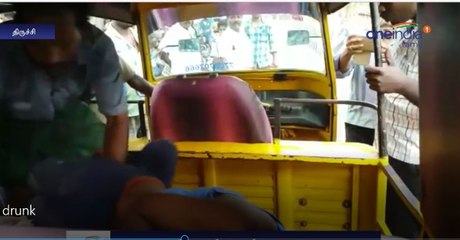 Drunk Students fell on the road in Tiruchy-Oneindia Tamil