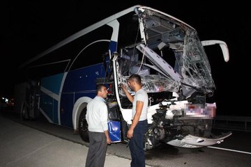 Yolcu Otobüsü, Önündeki Kamyona Çarptı: 1 Ölü, 24 Yaralı