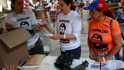 Pelo menos um morto em tiroteio durante referendo que desafia Maduro
