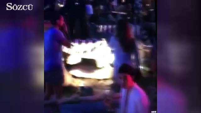 Deniz Akkaya dudak dudağa yakalandı