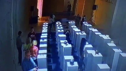 Regardez une femme détruire 200.000€ d’œuvres d'art en prenant un selfie !