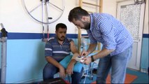 Syrian doctor helps fellow injured refugees in Turkey