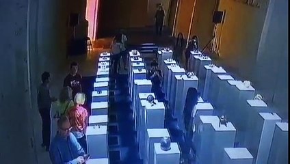 Elle renverse des œuvres d'art en voulant prendre un selfie et détruit pour 200 000 dollars de scupltures