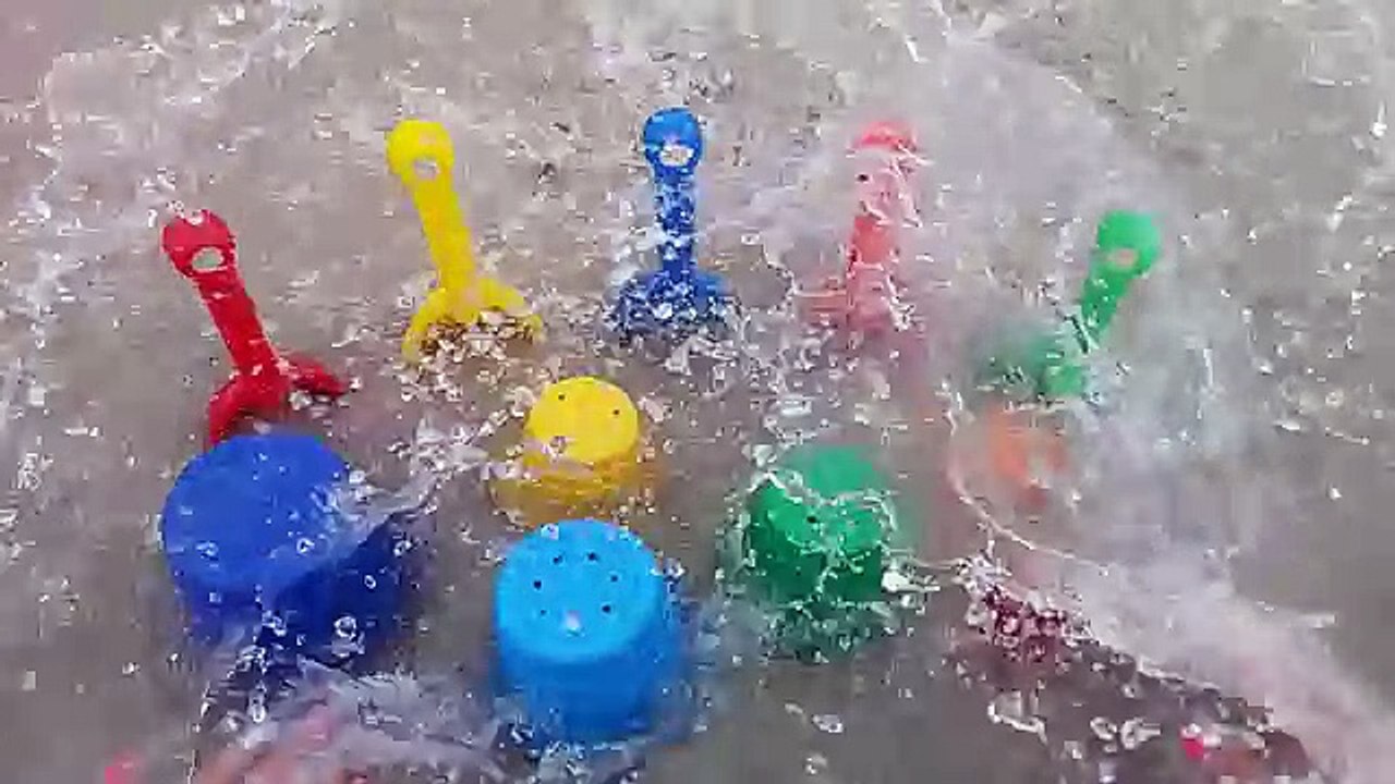 Learn Colors with Shovel Toys for Children Toddlers and Babies Play with Shovels at Playground !