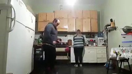 Mutfakta futbol oynamak - acemikamera