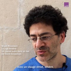 Wajdi Mouawad interprète le rôle du juge Avishai dans le texte de David Grossman, Un cheval entre dans un bar